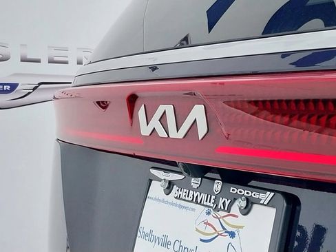 Used 2024 Kia Carnival LX image 9