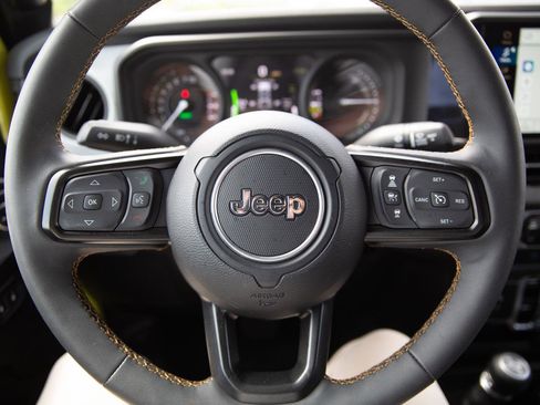 Used 2024 Jeep Wrangler Unlimited w/ Convenience Group AWD/4WD image 10