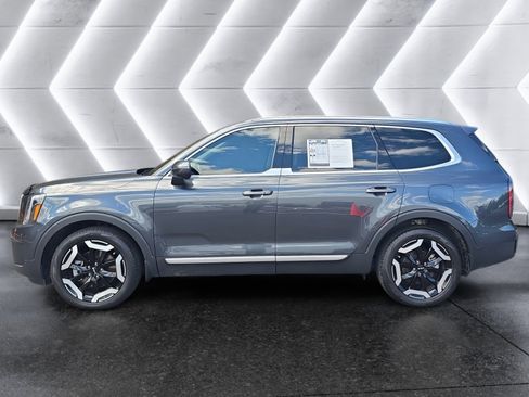 Used 2024 Kia Telluride EX w/ EX Captain's Chair Package image 2