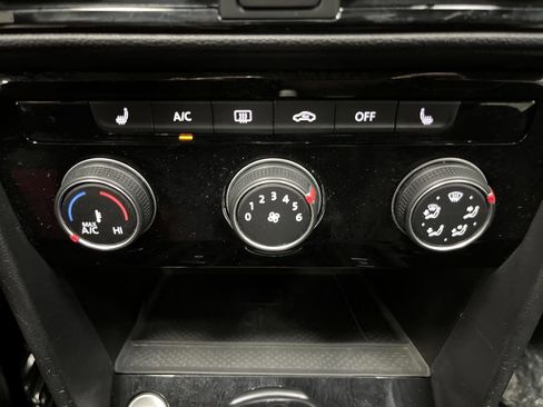 Used 2023 Volkswagen Taos SE w/ Black Wheel Package image 7