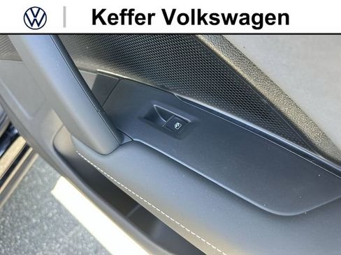 New 2026 Volkswagen Tiguan SE FWD image 32