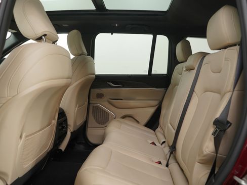 Used 2024 Jeep Grand Cherokee Limited w/ Luxury Tech Group II image 18