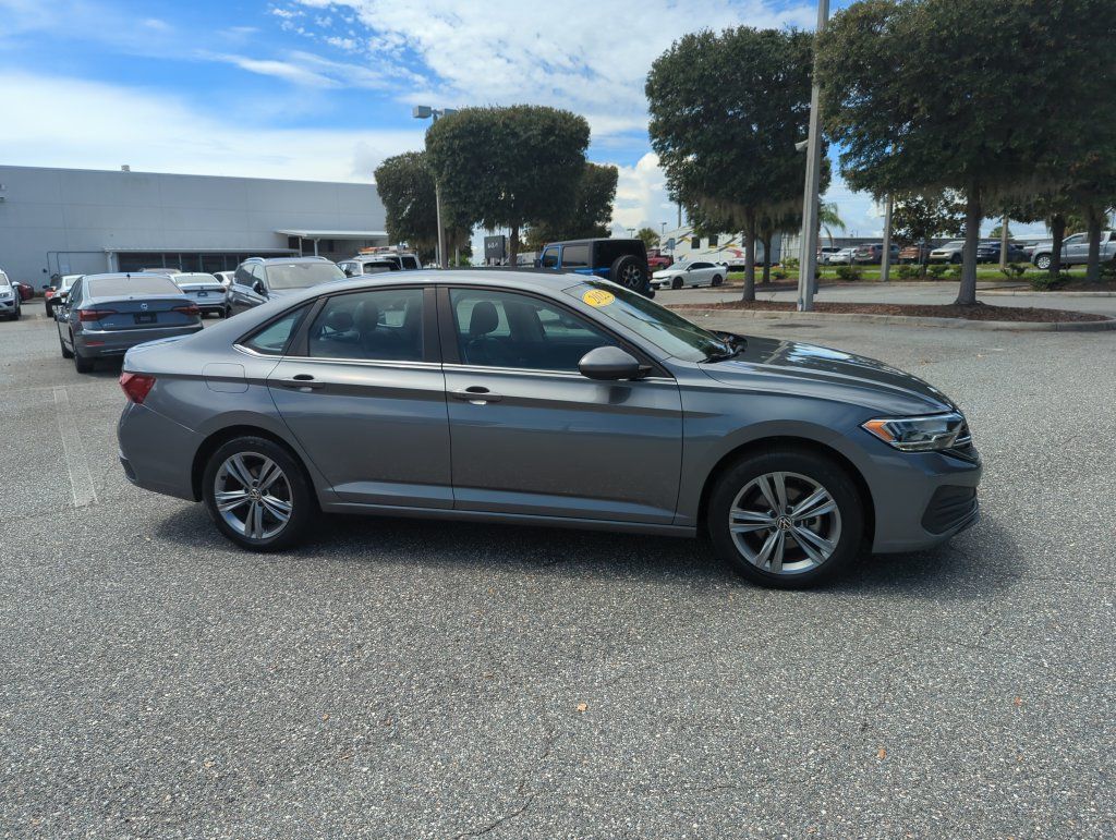 Used 2022 Volkswagen Jetta SE FWD image 2
