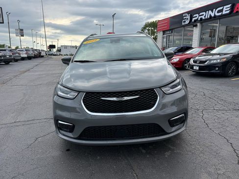 Used 2022 Chrysler Pacifica Touring-L FWD image 2