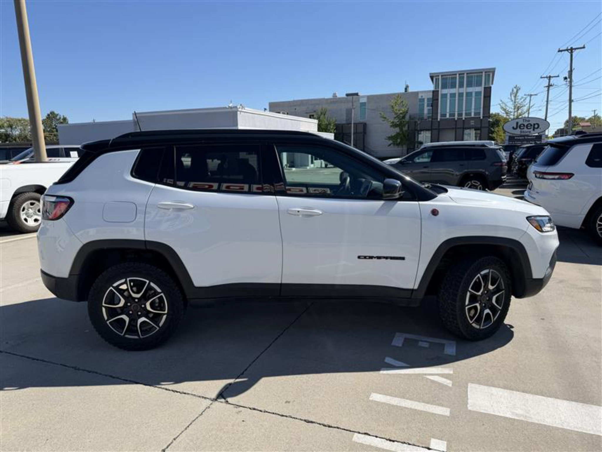 Certified 2025 Jeep Compass Trailhawk AWD/4WD image 7