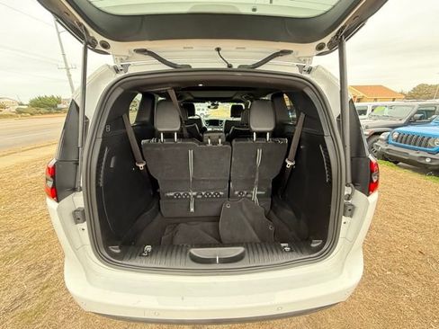 Used 2025 Chrysler Pacifica Limited FWD image 15