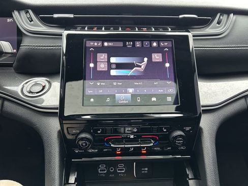 Used 2023 Jeep Grand Cherokee Altitude image 18