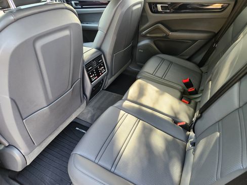 Used 2020 Porsche Cayenne AWD/4WD image 23
