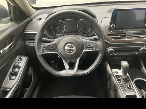 Used 2024 Nissan Altima 2.5 SV FWD image 14