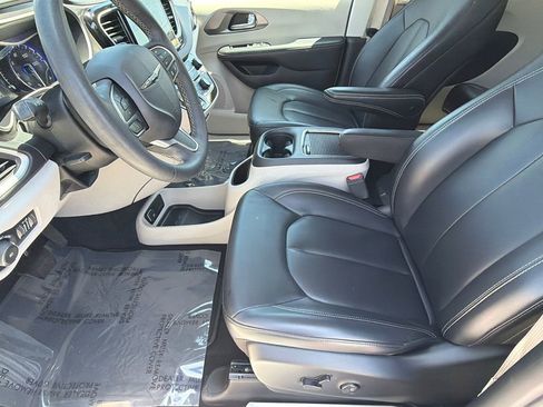 Used 2023 Chrysler Pacifica Touring-L FWD image 9