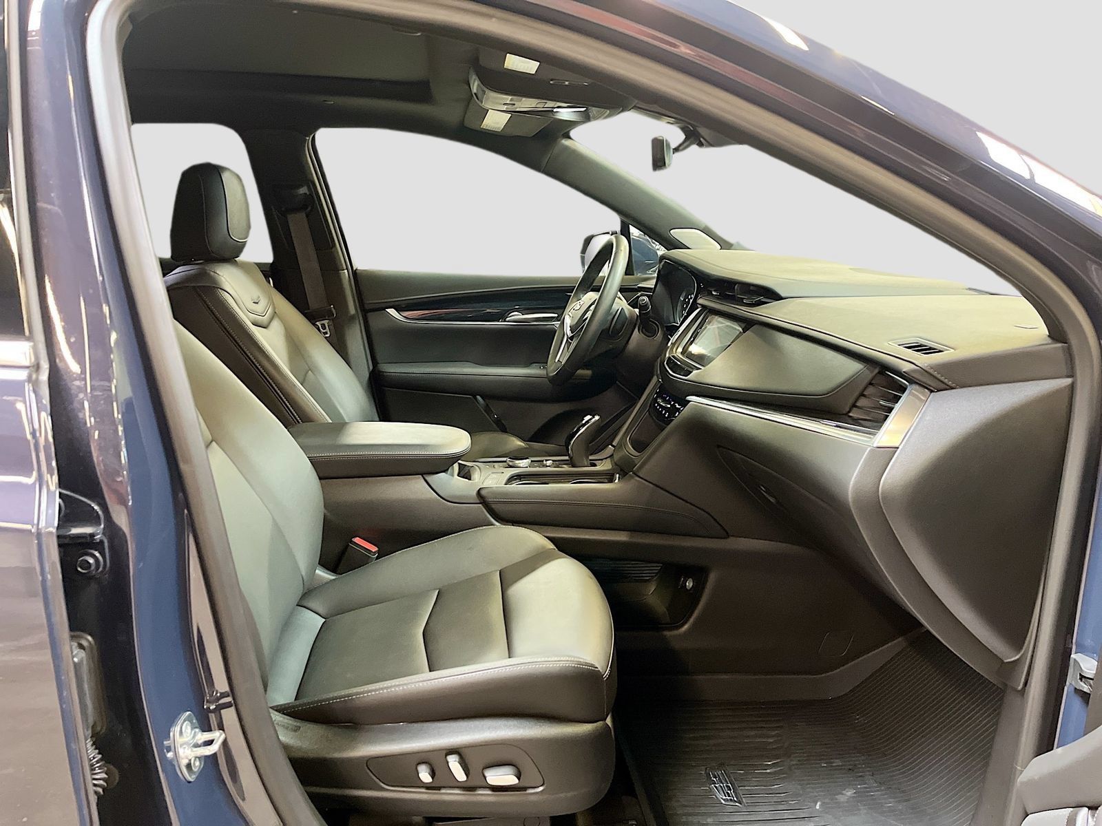 Used 2025 Cadillac XT5 Premium Luxury w/ Technology Package AWD/4WD image 30