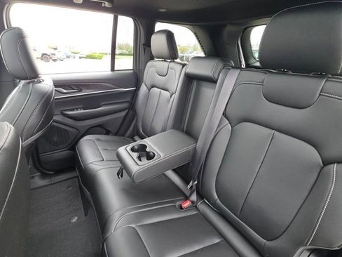 New 2025 Jeep Grand Cherokee Limited w/ Black Appearance Package image 18
