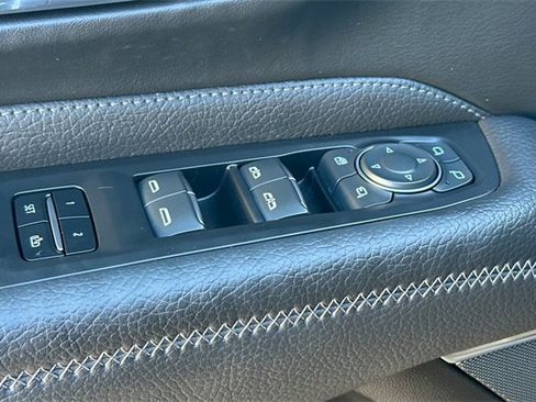 Used 2021 GMC Yukon XL Denali w/ Denali Premium Package image 14