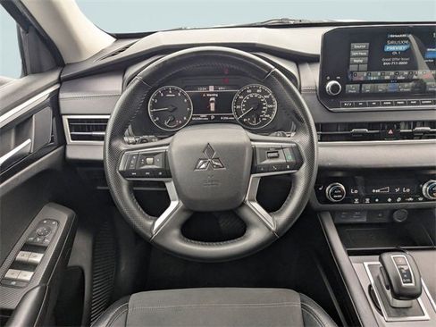 Used 2024 Mitsubishi Outlander SE image 2