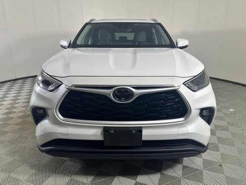 Used 2023 Toyota Highlander XLE AWD/4WD image 2