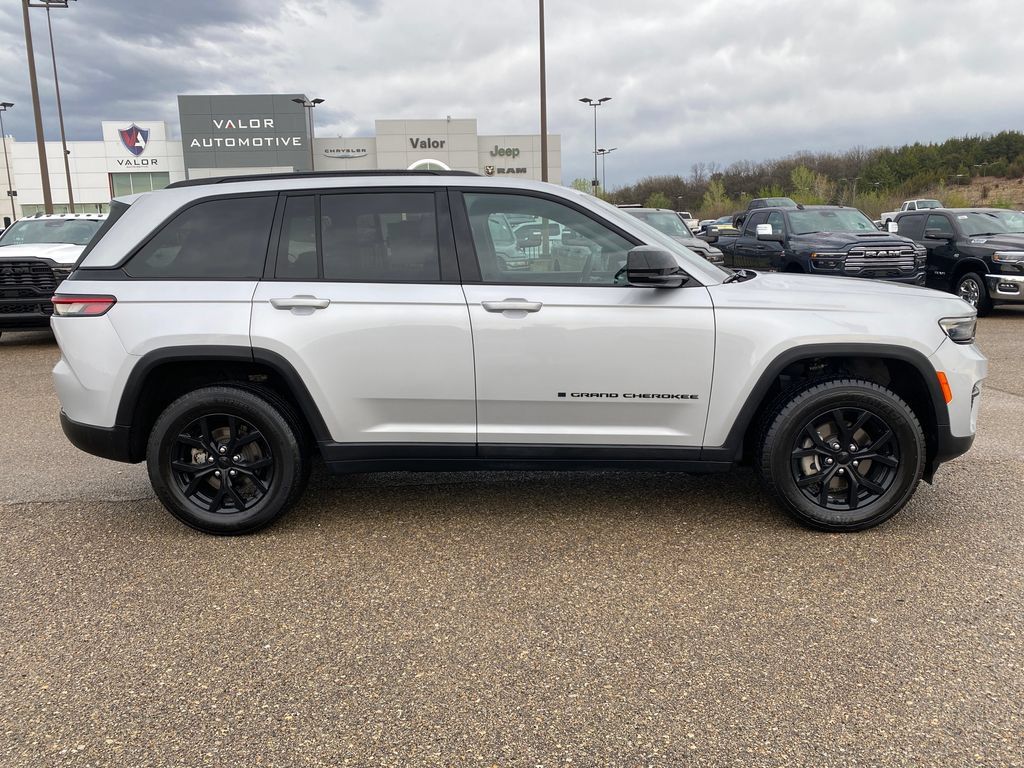 Used 2024 Jeep Grand Cherokee Altitude AWD/4WD image 7