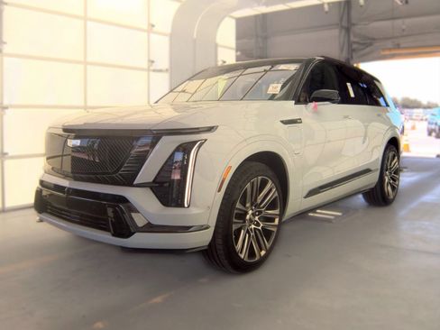 Used 2026 Cadillac Vistiq Platinum w/ LPO, Floor Liner Package AWD/4WD image 1