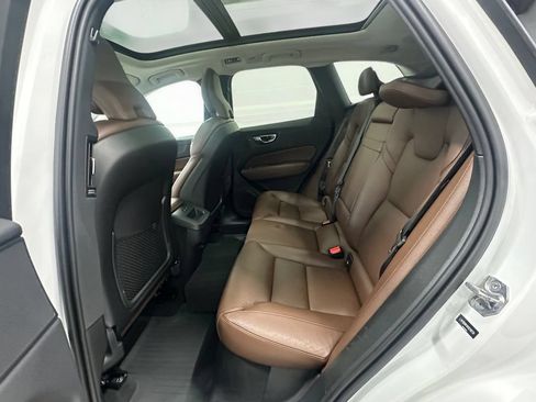 Used 2019 Volvo XC60 T5 Momentum w/ Multimedia Package AWD/4WD image 12