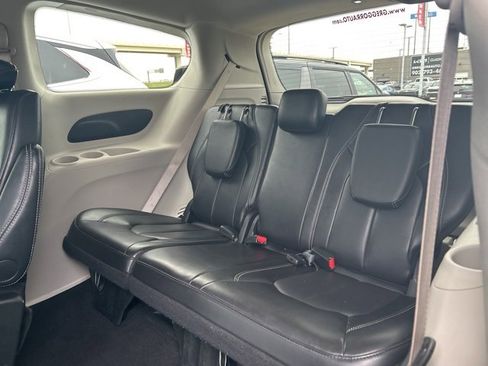 Used 2024 Chrysler Pacifica Touring-L image 46