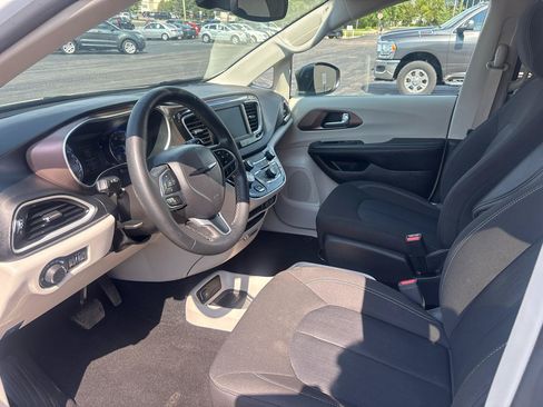 Used 2024 Chrysler Voyager LX FWD image 11