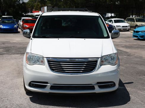 Used 2013 Chrysler Town & Country Touring FWD image 19