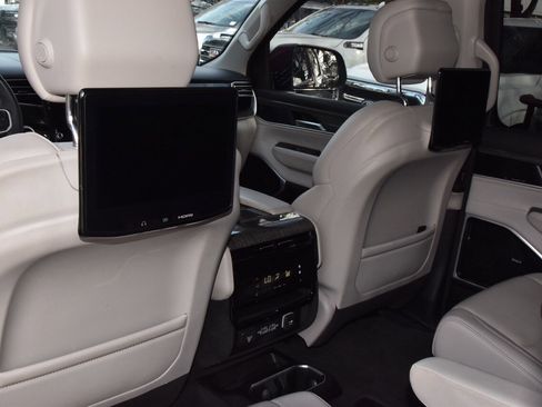 Used 2022 Jeep Wagoneer Series III w/ Premium Group I image 19