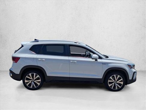 Used 2022 Volkswagen Taos SE FWD image 4