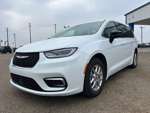 Used 2024 Chrysler Pacifica Touring-L image 3