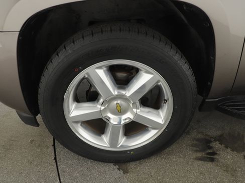 Used 2013 Chevrolet Suburban LTZ image 7