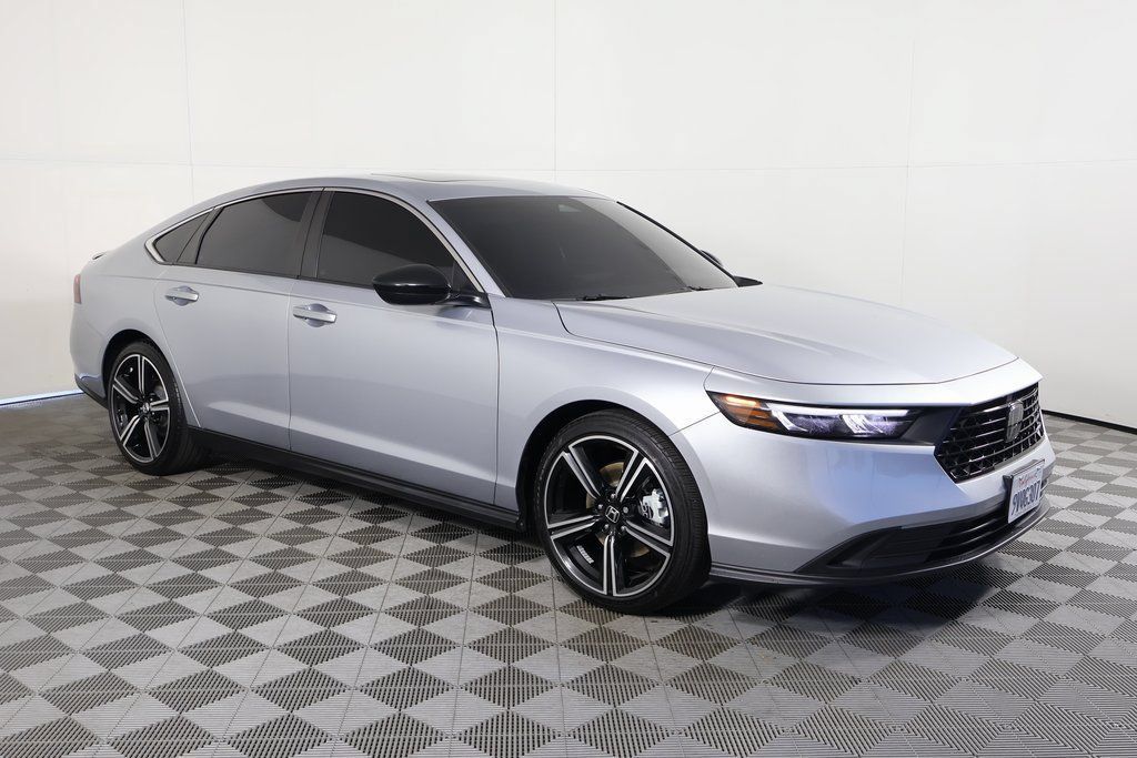 Used 2025 Honda Accord Sport image 3