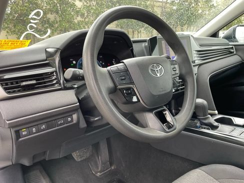 Used 2025 Toyota Camry SE FWD image 9