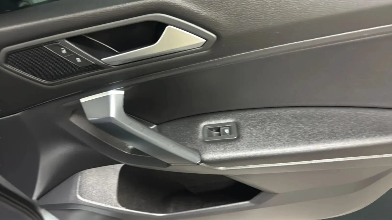 Used 2019 Volkswagen Tiguan SE FWD image 18
