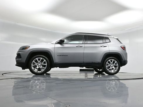 Used 2023 Jeep Compass Latitude image 37