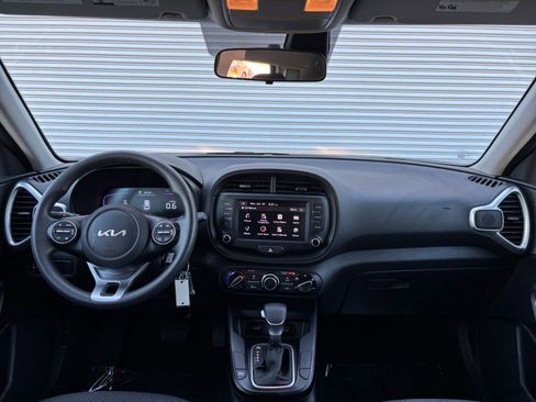 Used 2025 Kia Soul LX w/ LX Technology Package FWD image 31