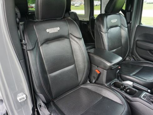 Used 2018 Jeep Wrangler Unlimited Sahara AWD/4WD image 27