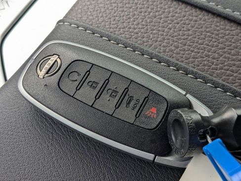 Used 2025 Nissan Armada SL image 33