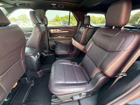 Used 2025 Ford Explorer Platinum RWD image 25