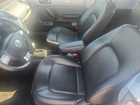 Used 2010 Volkswagen Beetle 2.5L Convertible image 6