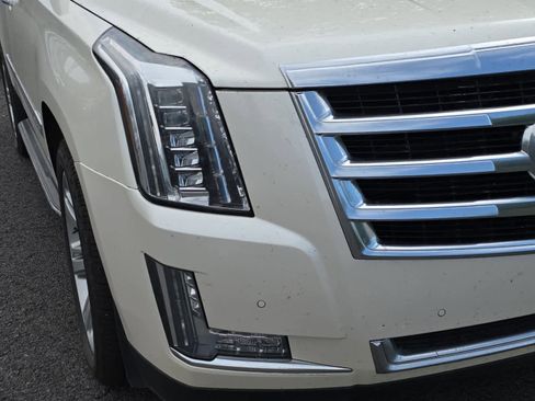 Used 2015 Cadillac Escalade Premium image 11
