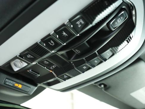 Certified 2025 Porsche Macan AWD/4WD image 36