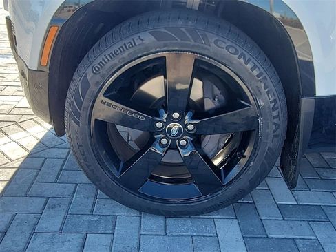 Used 2023 Land Rover Defender 110 X-Dynamic SE image 12