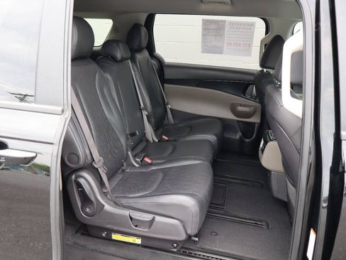 Used 2025 Kia Carnival FWD image 7