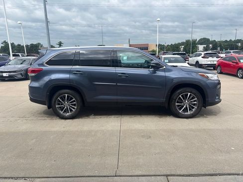 Used 2019 Toyota Highlander XLE AWD/4WD image 4