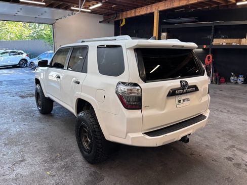 Used 2016 Toyota 4Runner SR5 AWD/4WD image 5