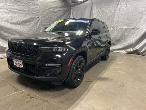 Used 2023 Jeep Grand Cherokee Limited w/ Black Appearance Package AWD/4WD image 3
