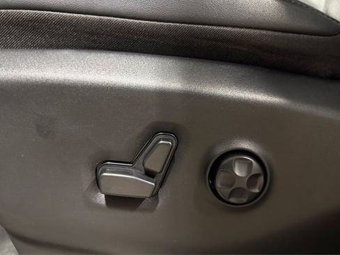Used 2024 Chrysler Pacifica Touring-L FWD image 19