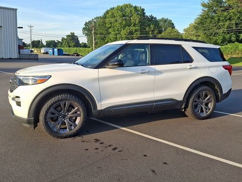Used 2023 Ford Explorer XLT w/ Equipment Group 202A AWD/4WD image 8