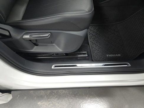 Used 2023 Volkswagen Tiguan SE R-Line AWD/4WD image 7
