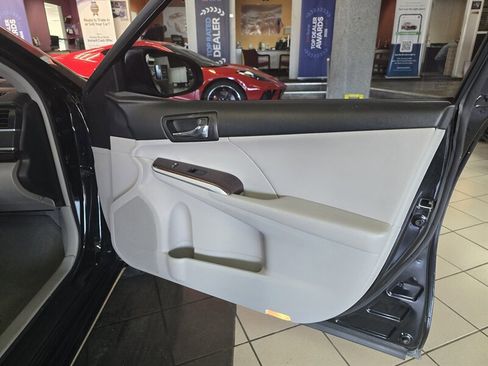 Used 2012 Toyota Camry XLE w/ Leather Pkg image 12