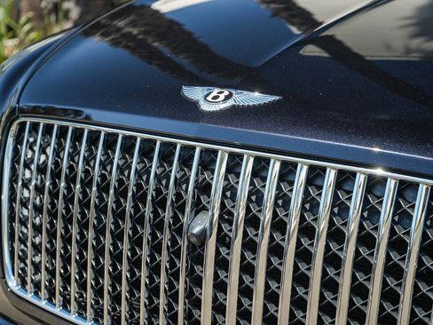 Used 2023 Bentley Bentayga Extended Wheelbase AWD/4WD image 15